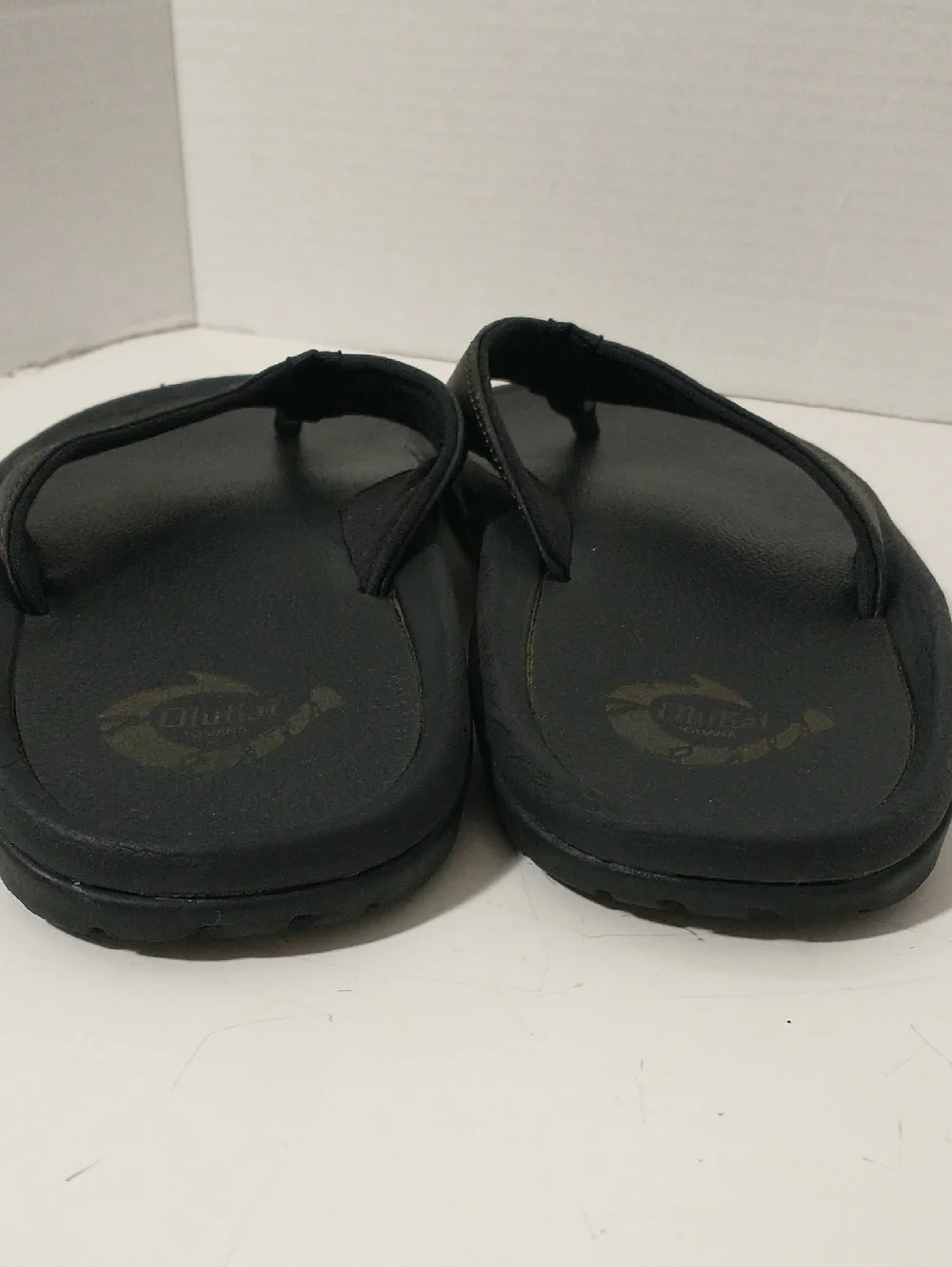 LIKE NEW OluKai Leather Ohana Men's Flip Flop, Size 7, Black, Beach, Vacation